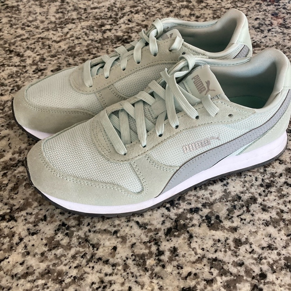 Puma Women's Sneakers in Light Green and Gray and White